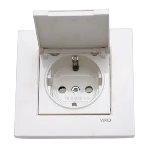 Tomada Shuko Branca com Tampa KARRE Ref. 90960012